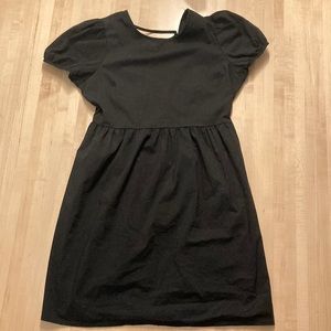 Black short-sleeved dress